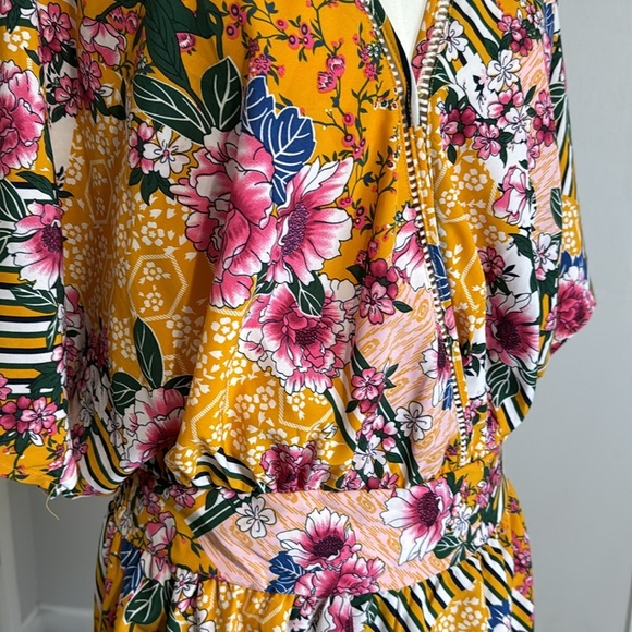 UMGEE Womens Drina‎ Romper Floral Yellow size Large L V Neck Beach Vacation Date - Picture 3 of 8